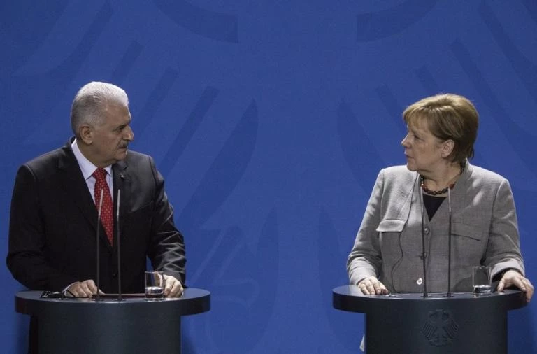 Τσαμπουκάς Γιλντιρίμ, τάπα από Μέρκελ – «Θερμό» επεισόδιο με δημοσιογράφο! Απίστευτη προπαγάνδα από την Τουρκία